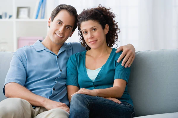 Pareja sentada en sofá — Foto de Stock