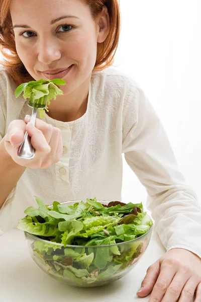 Mulher comendo salada de alface — Fotografia de Stock