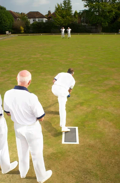 Yeşil çimenlerin üzerinde oynarken bowlers — Stok fotoğraf