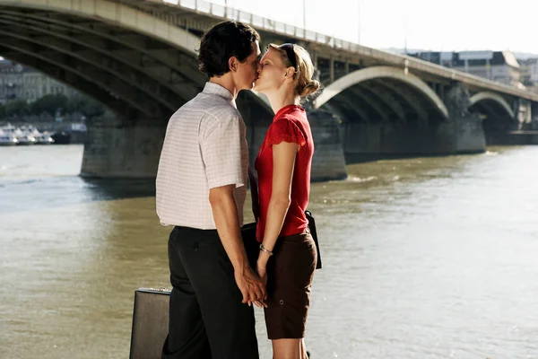Пара поцелуев возле моста — стоковое фото