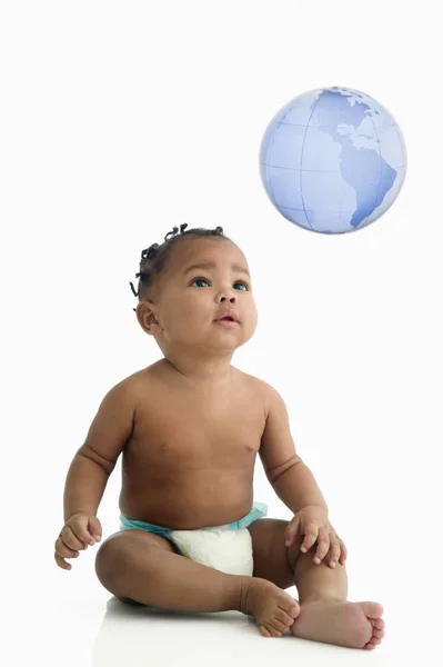 세계를 보고 아기 — 스톡 사진