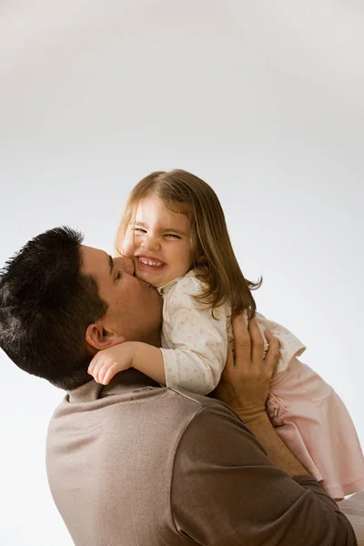 Ο πατέρας άρση χαμογελώντας κόρη — Φωτογραφία Αρχείου
