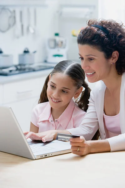 Madre e hija usando laptop — Foto de Stock