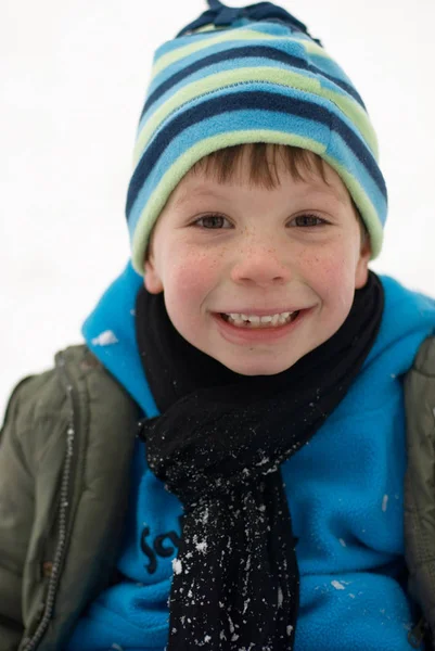 男孩在下雪的冬天 — 图库照片