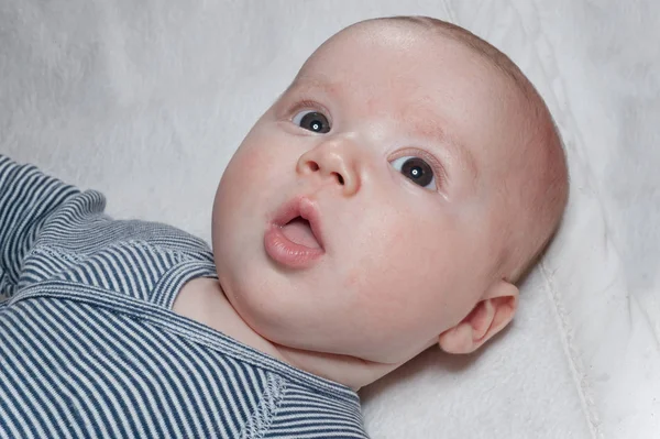 Yeni doğan çocuk üzerinde beyaz kapak yalan — Stok fotoğraf
