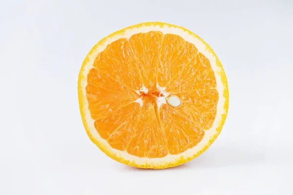 Media naranja sobre blanco —  Fotos de Stock
