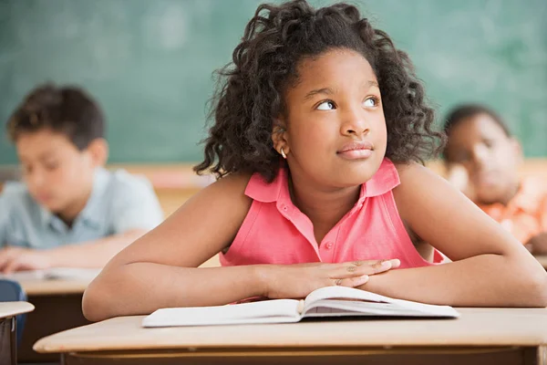 Colegiala soñando despierto en el aula — Foto de Stock