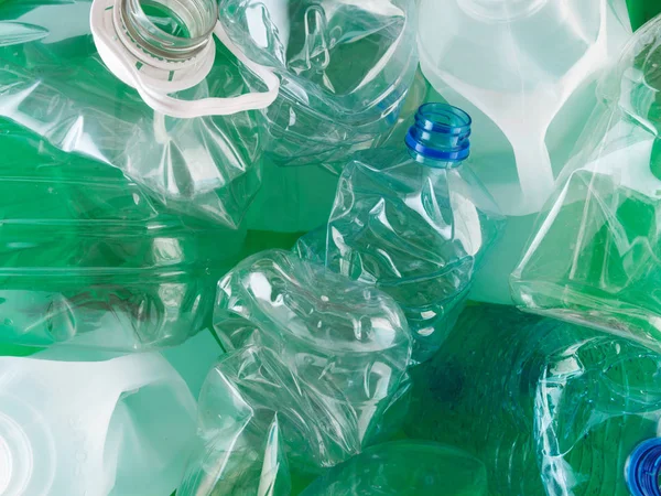 Vooroverhangende plastic flessen — Stockfoto