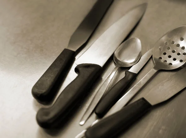 Utensílios de cozinha na mesa — Fotografia de Stock