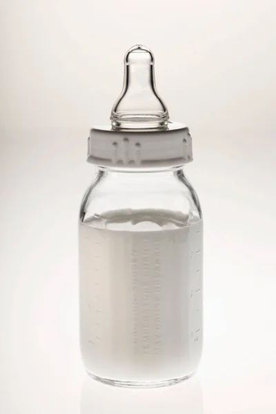 Bottiglia Bambini Con Latte Sfondo Bianco — Foto Stock