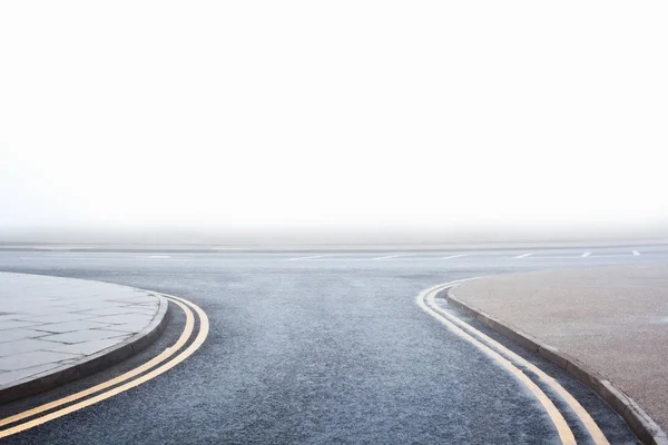 Schilderachtige weg in de mist — Stockfoto