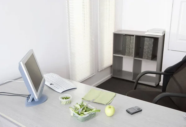 Tigelas com saladas na mesa no escritório — Fotografia de Stock