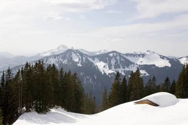 Paysage avec cabane couverte de neige — Photo