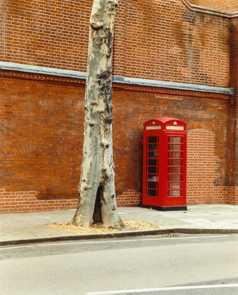 Röd telefon rutan i street — Stockfoto