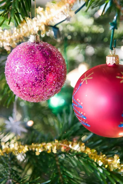 Decoraciones de Navidad en abeto Imágenes de stock libres de derechos