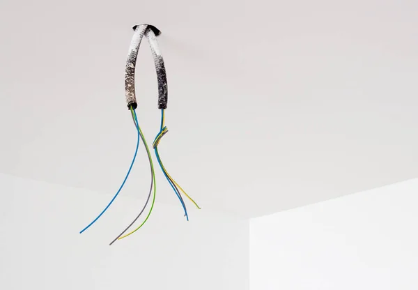 Elektrokabel hängen aus der Decke — Stockfoto