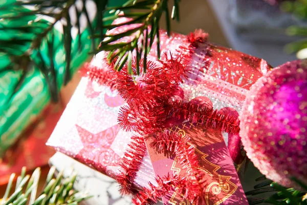 Kerstcadeaus onder boom — Stockfoto