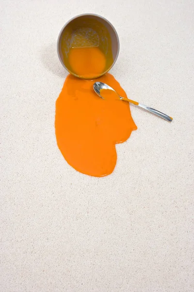Розлита миска супу — стокове фото