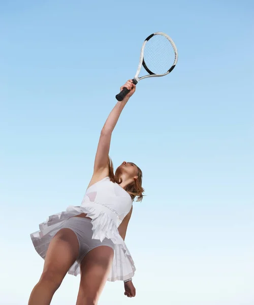 Tenis Oynamaya Kadının Düşük Açılı Görünüş — Stok fotoğraf