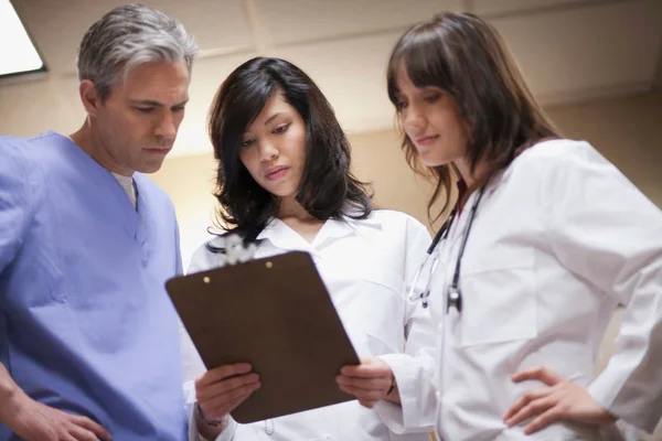 Médicos Cirujanas Leyendo Archivo — Foto de Stock