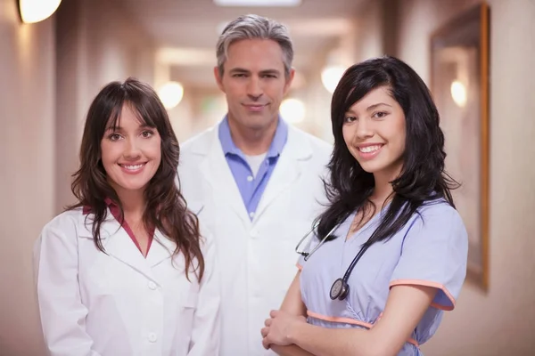 Twee Artsen Vrouwelijke Verpleegkundige Glimlachen — Stockfoto