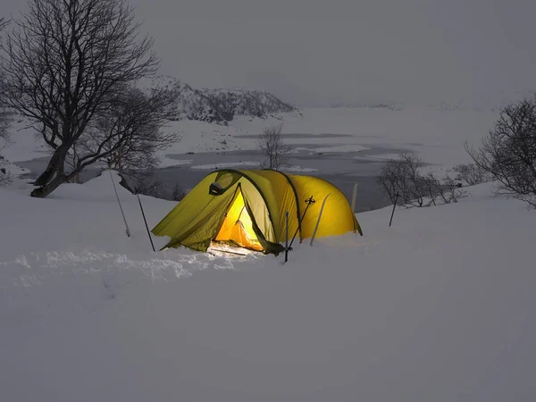 Tenda gialla nella neve — Foto Stock