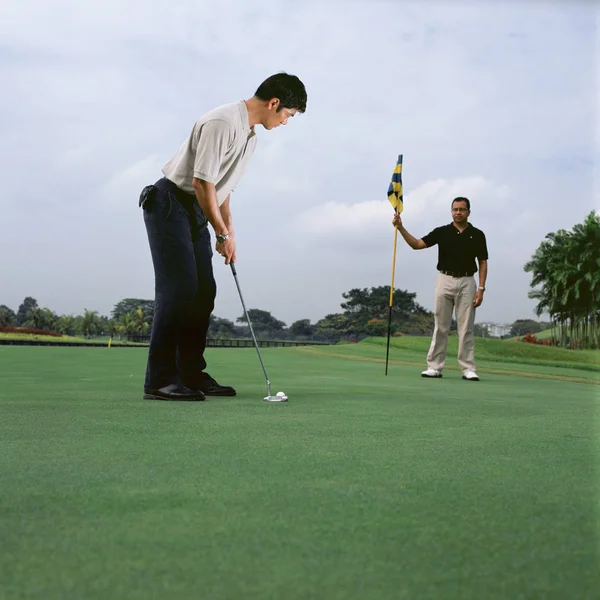 Dois Homens Jogar Golfe — Fotografia de Stock