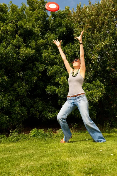 Young Woman Trying Catch Frisbee — Stock Photo, Image