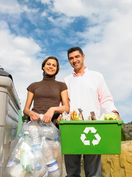 Paar Poseren Met Recycling Van Objecten — Stockfoto