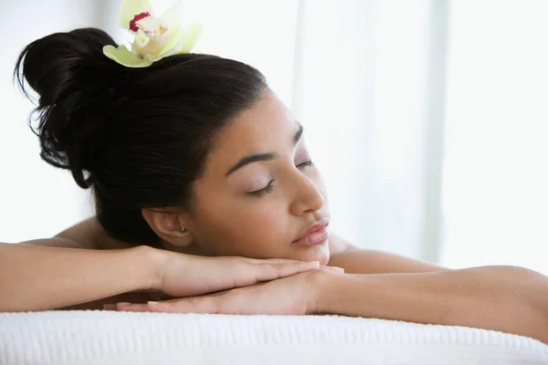 Mulher Nova Mesa Massagem Com Flor Orquídea Cabelo — Fotografia de Stock