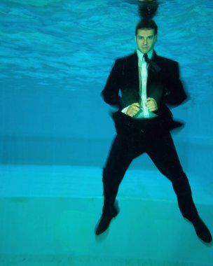 Suyun altında takım elbiseli bir adam