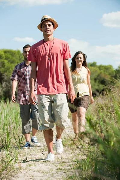 Jóvenes Amigos Caminando Por Sendero Rural — Foto de Stock
