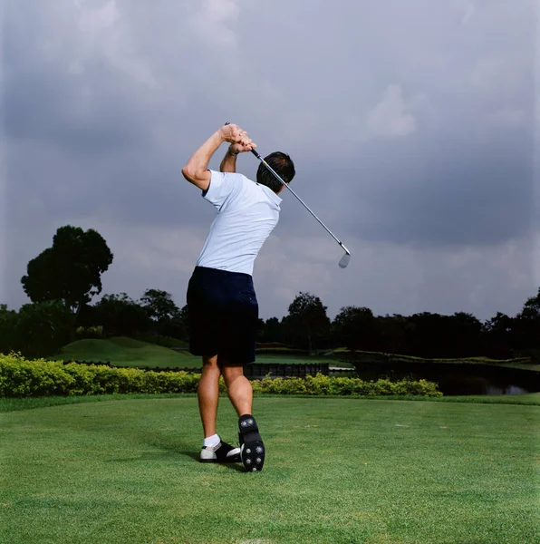Mann Schwingt Golfschläger — Stockfoto