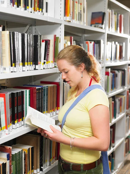 Junge Frau Liest Buch Bibliothek — Stockfoto