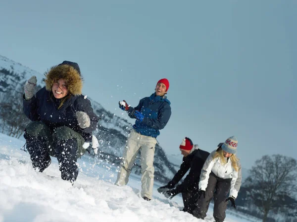 Amigos Lanzando Bolas Nieve Las Montañas — Foto de Stock