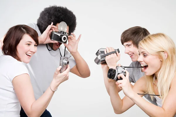 Amici Che Scattano Foto Isolate Sfondo Bianco — Foto Stock