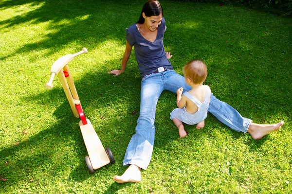 Moeder Zoon Tuin — Stockfoto