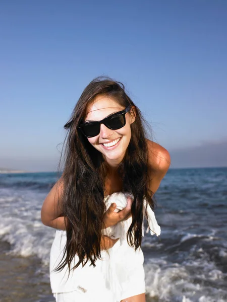 Femme Debout Dans Une Serviette Plage — Photo