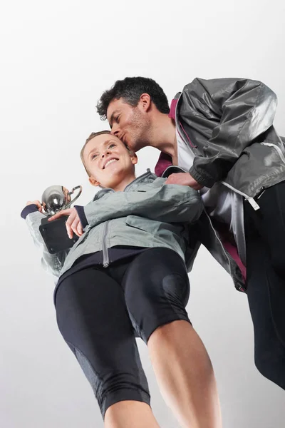 Casal Equipamento Corrida Segurando Troféu — Fotografia de Stock