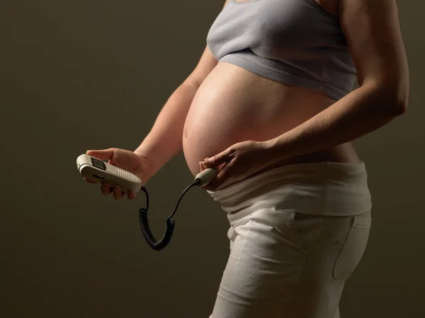 Pregnant Woman Checking Baby Pulse Color Background — Stock Photo, Image