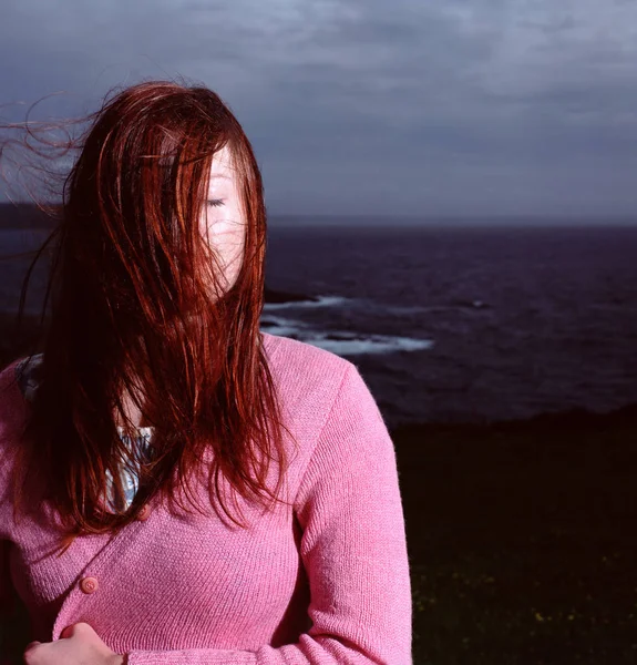 Jovem Mulher Junto Mar — Fotografia de Stock