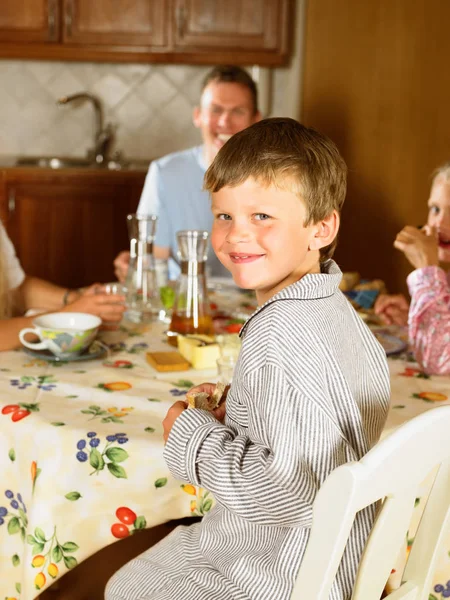 Rodina Sedí Kuchyně Stůl Jíst — Stock fotografie