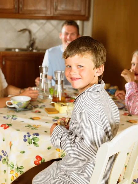 Família Sentado Mesa Cozinha Comendo — Fotografia de Stock