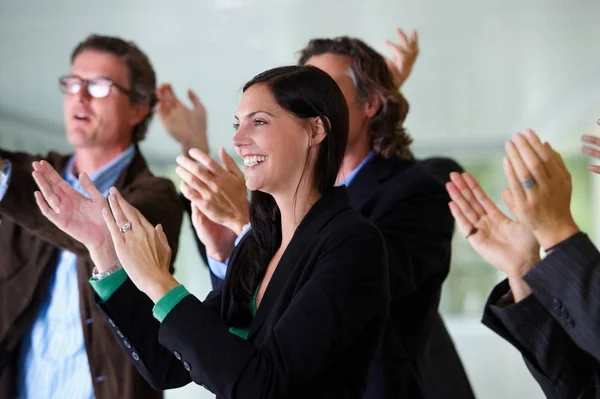 Equipo Negocios Aplaudiendo Sonriendo —  Fotos de Stock