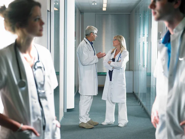 Grupo Médicos Discussão — Fotografia de Stock