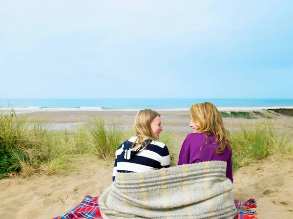 毛布で砂丘に座っている女の子 — ストック写真