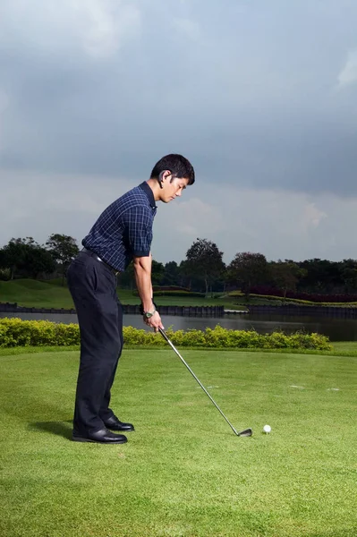 Homem Jogando Golfe Clube Golfe — Fotografia de Stock