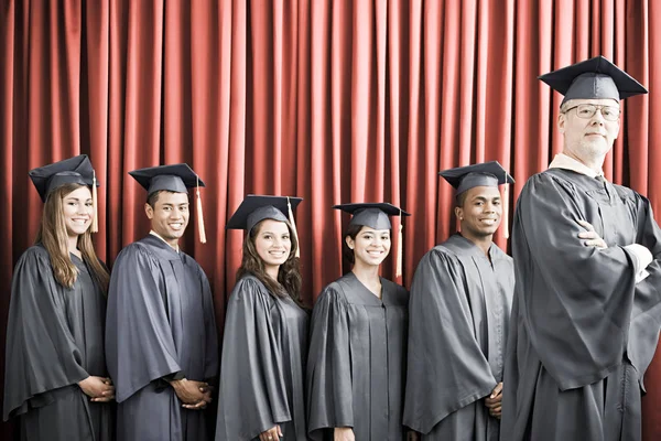 Graduazione Davanti Alla Tenda Rossa — Foto Stock