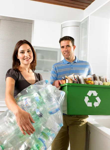 Paar Keuken Uitvoering Recycling — Stockfoto
