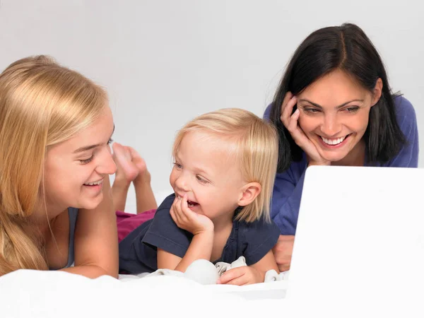 Meninas Olhando Para Laptop — Fotografia de Stock